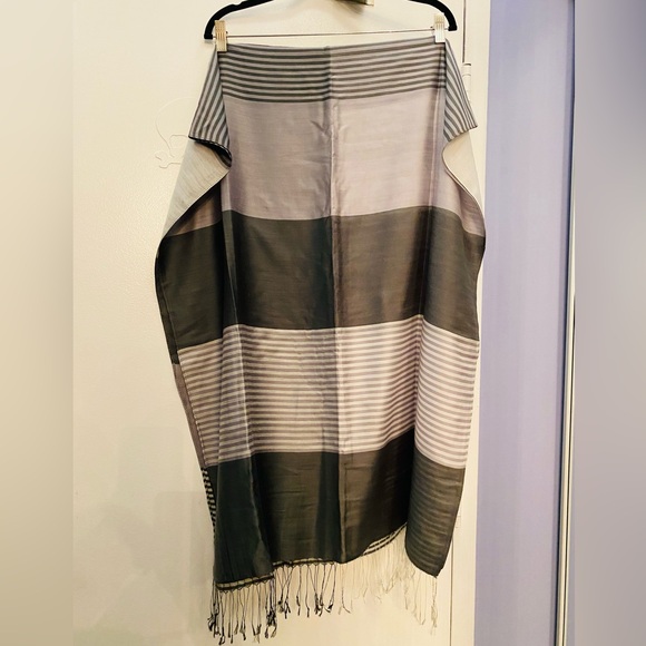 Silky grey striped pashmina 🩶 - Picture 2 of 4